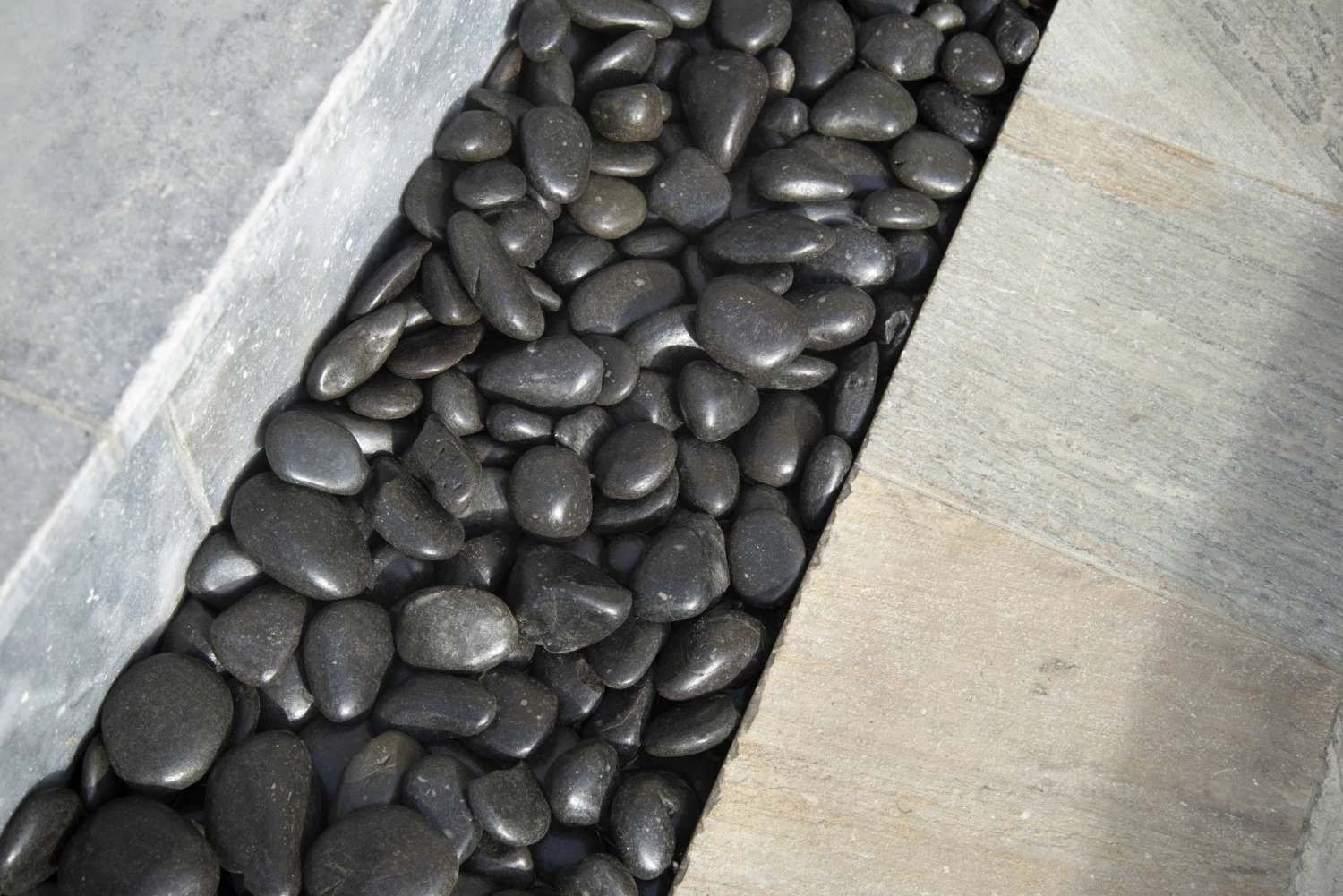 WonderLand Landscaping Rock 0.4-cu ft Black Decorative Rock 3 WonderLand Landscaping Rock 0.4-cu ft Black Decorative Rock - Image 3